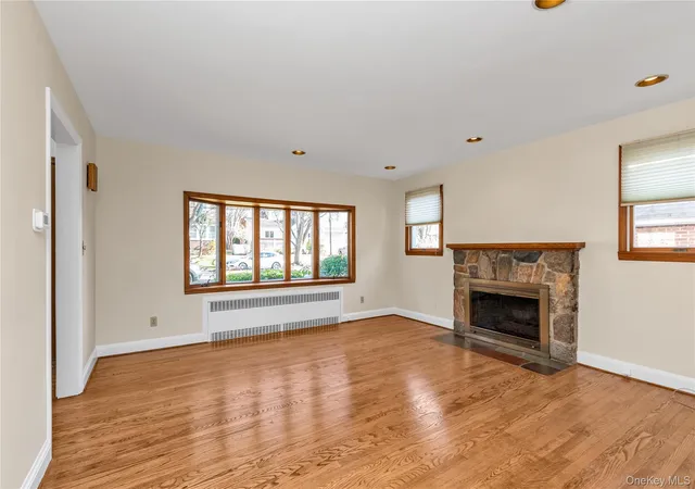 3rd image of 10 Fairfield Ave, North Hempstead, NY 11050 | MLS# 940210