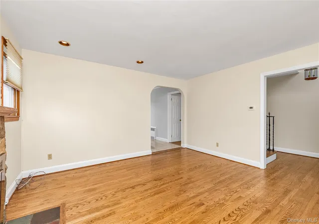 4th image of 10 Fairfield Ave, North Hempstead, NY 11050 | MLS# 940210
