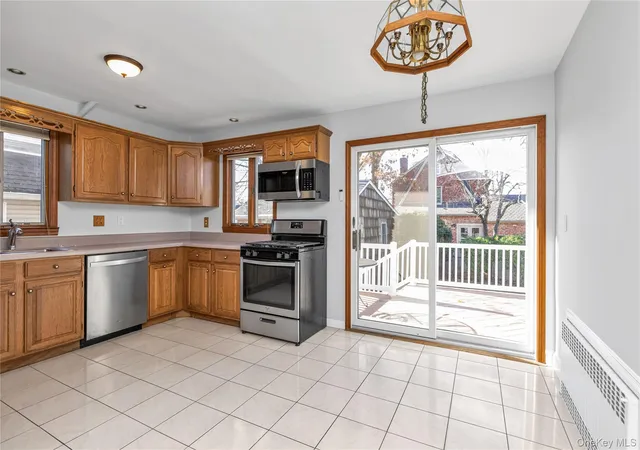 5th image of 10 Fairfield Ave, North Hempstead, NY 11050 | MLS# 940210