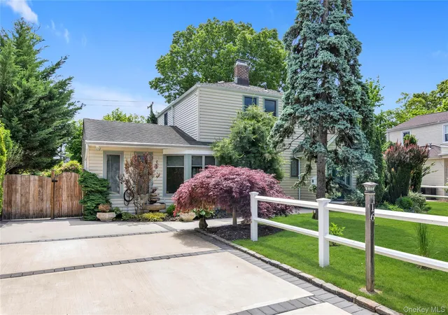 2nd image of 16 Deepdale Pkwy, North Hempstead, NY 11577 | MLS# 940566