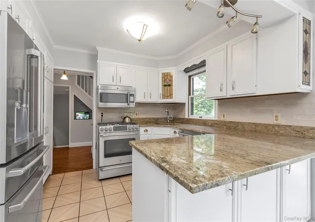 3rd image of 16 Deepdale Pkwy, North Hempstead, NY 11577 | MLS# 940566
