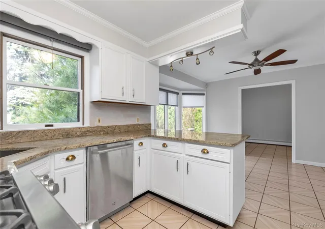 4th image of 16 Deepdale Pkwy, North Hempstead, NY 11577 | MLS# 940566