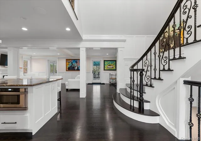 Photo 4 of Single family home for sale at 19 W Tiana Rd, Hampton Bays, NY 11946 | MLS# 940936 | Listing updated on 2026-01-20