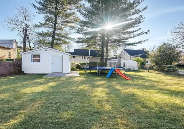 11th image of 9 Bagley Ave, North Hempstead, NY 11507 | MLS# 941013