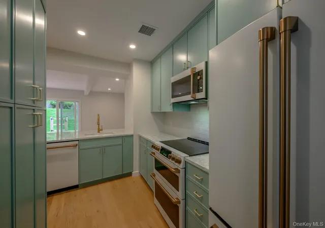 4th image of 29 Fairway Pl #6, East Hampton, NY 11954 | MLS# 941425