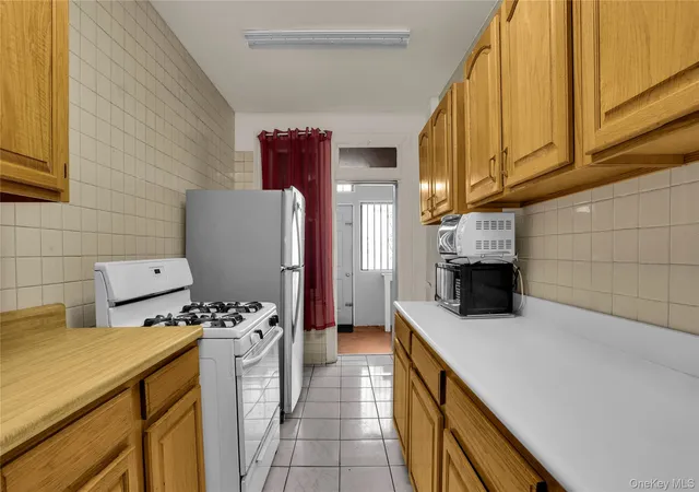 Photo 4 of Sale Pending at 2161 Walton Ave, Bronx, NY 10453 | MLS# 941491 | Listing updated on 2026-02-01