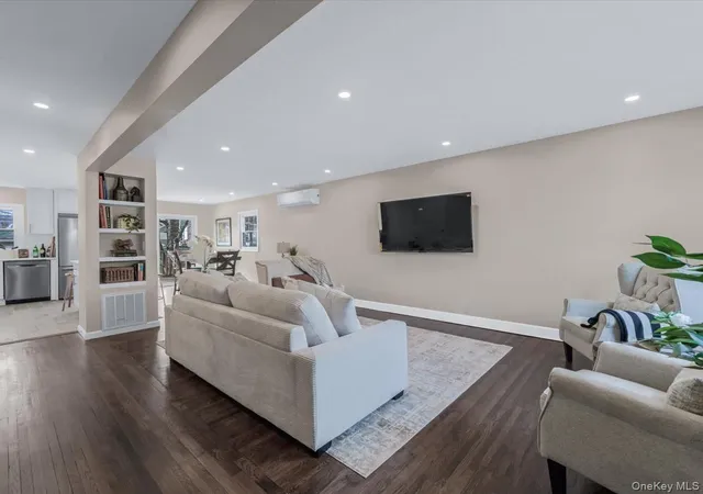3rd image of 10514 Van Wyck Expy, South Richmond Hill, NY 11419 | MLS# 941729
