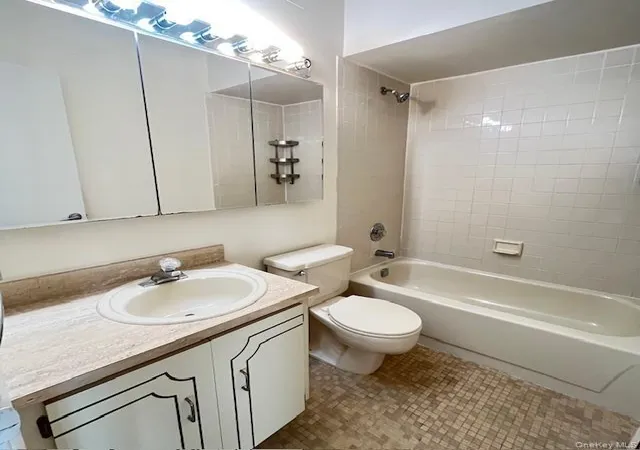 4th image of 66-07 242Nd St, New York, NY 11362