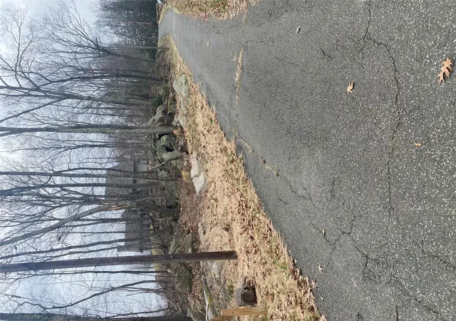 Photo 3 of Sale Pending at 4 Ledgewood Pl, Armonk, NY 10504 | MLS# 943613 | Listing updated on 2026-01-10