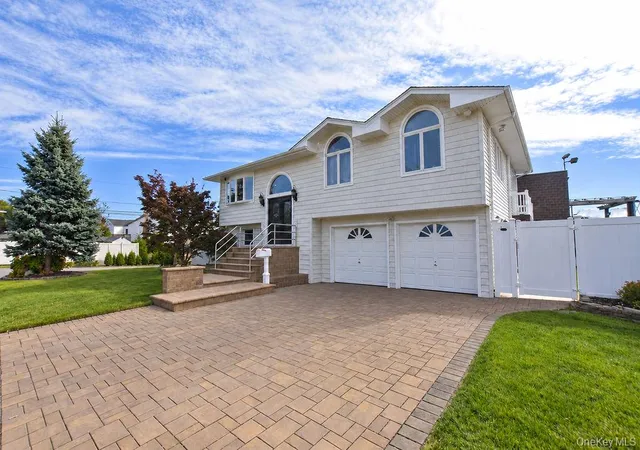 Photo 3 of Single family home for sale at 2989 Charlotte Dr, Hempstead, NY 11566 | MLS# 943642 | Listing updated on 2026-10-29