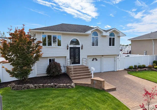 Photo 4 of Single family home for sale at 2989 Charlotte Dr, Hempstead, NY 11566 | MLS# 943642 | Listing updated on 2026-10-29