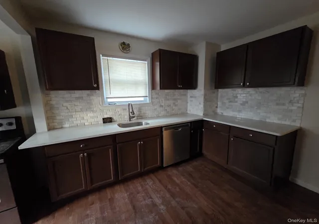 Photo 3 of Single family home for sale at 10 N 15th Street, Babylon, NY 11798 | MLS# 944004 | Listing updated on 2026-09-16