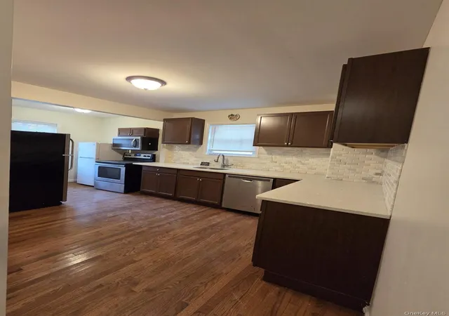 Photo 3 of Single family home for sale at 10 N 15th Street, Babylon, NY 11798 | MLS# 944004 | Listing updated on 2026-09-16