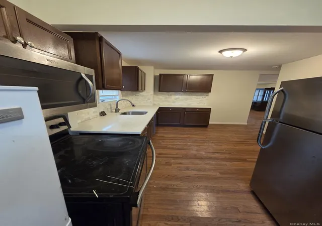 Photo 4 of Single family home for sale at 10 N 15th Street, Babylon, NY 11798 | MLS# 944004 | Listing updated on 2026-09-16