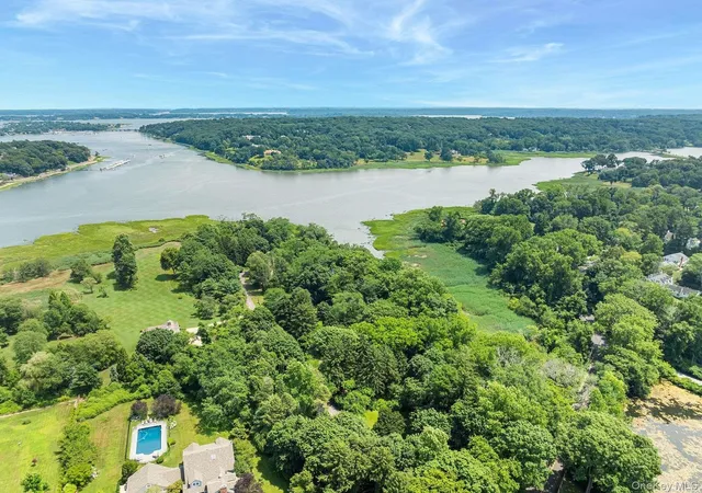 2nd image of 31 Factory Pond Rd, Oyster Bay, NY 11560 | MLS# 944325