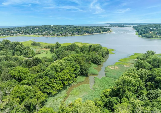 3rd image of 31 Factory Pond Rd, Oyster Bay, NY 11560 | MLS# 944325