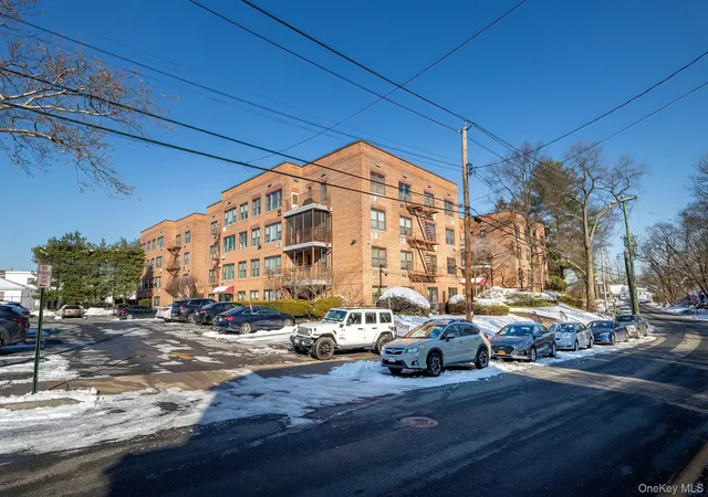2nd image of 1015 Old Post Rd, Mamaroneck, NY 10543