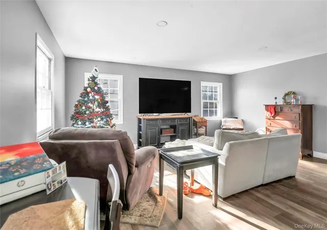 3rd image of 11 Seward Ln, Brookhaven, NY 11790 | MLS# 945235
