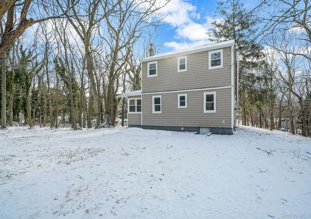 5th image of 15 Beatrice Dr, Shirley, NY 11967 | MLS# 945892