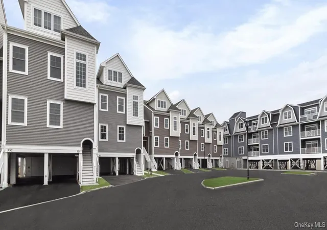 29th image of 121 Marina Pointe Dr #121, Hempstead, NY 11518 | MLS# 946618