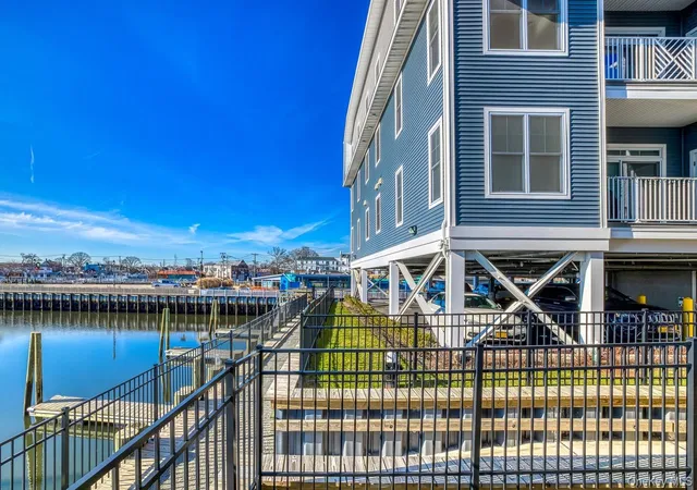 2nd image of 121 Marina Pointe Dr, Hempstead, NY 11518