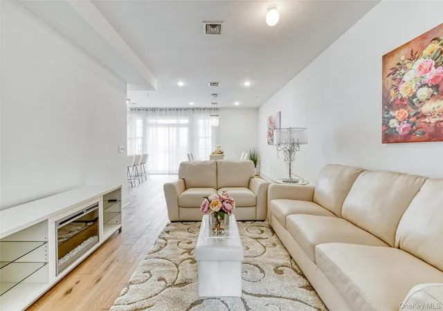 4th image of 121 Marina Pointe Dr, Hempstead, NY 11518