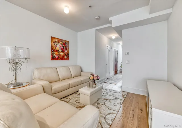 5th image of 121 Marina Pointe Dr, Hempstead, NY 11518