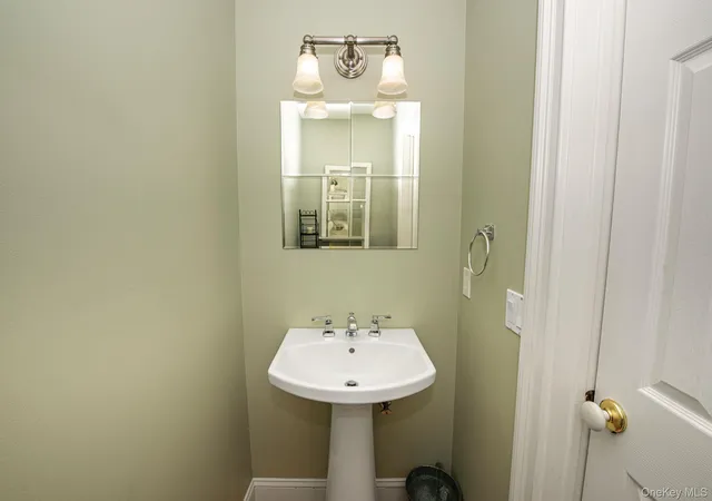 2nd image of 24 Spinnaker Ln, Brookhaven, NY 11772