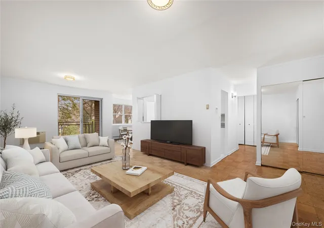 1st image of 10 Ipswich Ave #4M, North Hempstead, NY 11021 | MLS# 948772