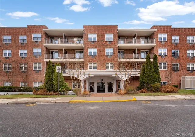 2nd image of 10 Ipswich Ave, North Hempstead, NY 11021