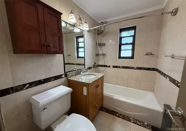 2nd image of 40Th Ter Cir, Great Neck, NY 11021