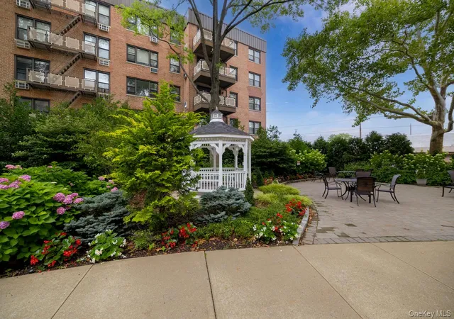 2nd image of 3 Birchwood Ct, North Hempstead, NY 11501