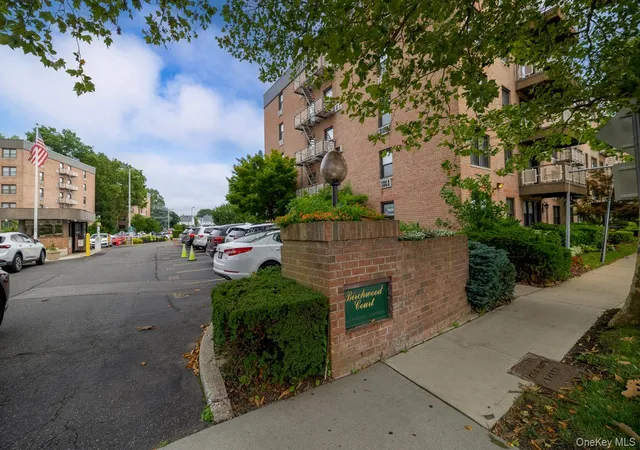 16th image of 3 Birchwood Ct #2J, North Hempstead, NY 11501 | MLS# 949344
