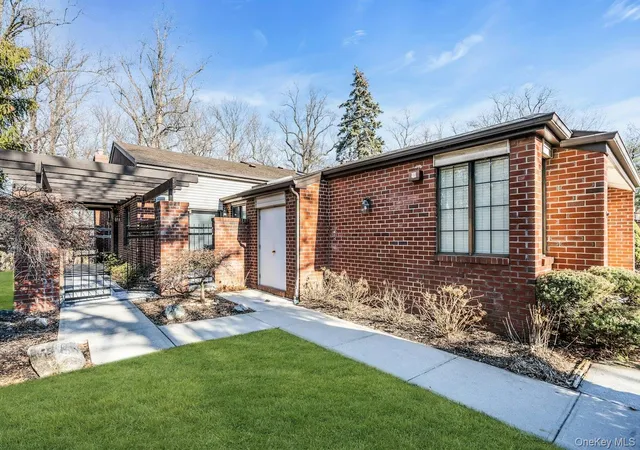 Photo 2 of Sale Pending at 304 Aerie Ct, Manhasset, NY 11030 | MLS# 949841 | Listing updated on 2026-07-07