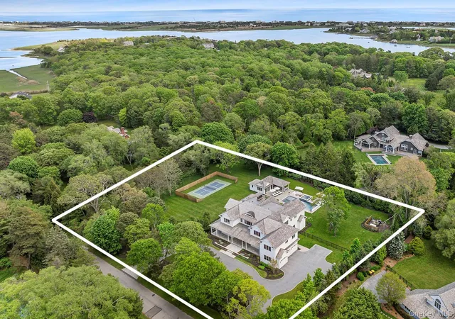 2nd image of 4 Heatherwood Ln, Quogue, NY 11959 | MLS# 949985