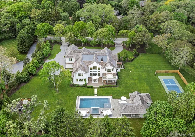 3rd image of 4 Heatherwood Ln, Quogue, NY 11959 | MLS# 949985