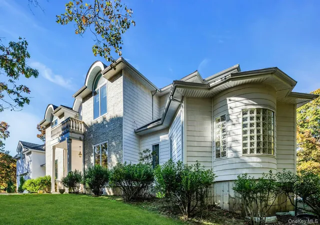Photo 3 of Mansion for sale at 10 Bay Woods Dr, Hampton Bays, NY 11946 | MLS# 950375 | Listing updated on 2026-05-09