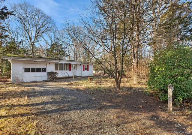 Photo 10 of Sale Pending at 37 Cedar Dr, East Hampton, NY 11937 | MLS# 950455 | Listing updated on 2026-01-31