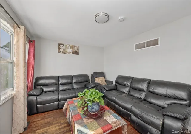 5th image of 31 21 Ave, Bay Shore, NY 11706 | MLS# 950674