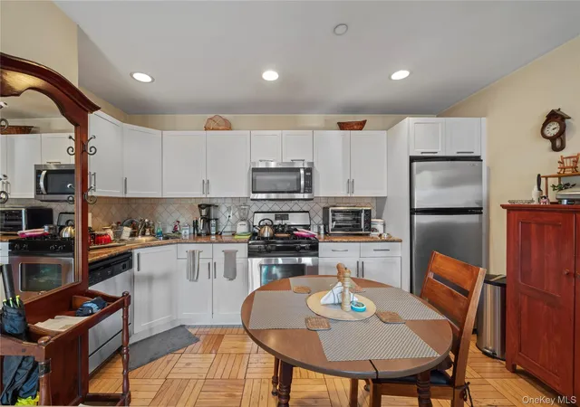 Listing Photo 4 - Condo for sale in building located at 1600 Parkview Ave, New York, NY 10461 - Unit #7C