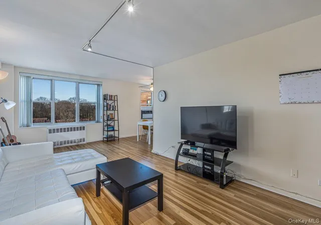 4th image of 18-50 211 St #6B, Bayside, NY 11360 | MLS# 951238