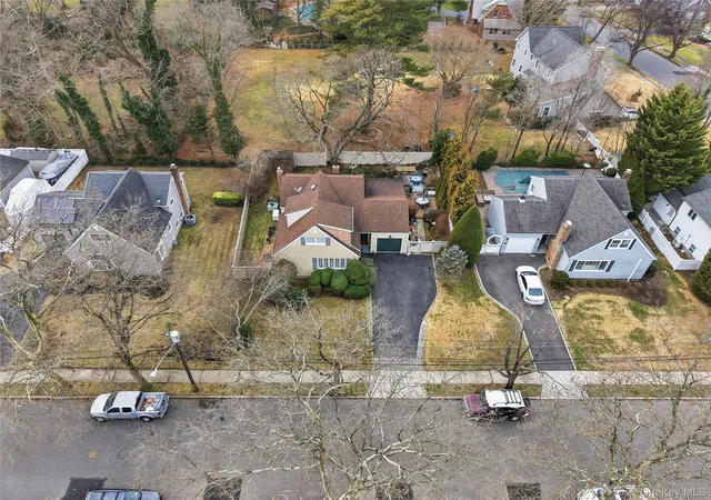 Homes for sale in Babylon, NY | 18 Gaylore Dr W, Babylon, NY 11701 | MLS# 951782