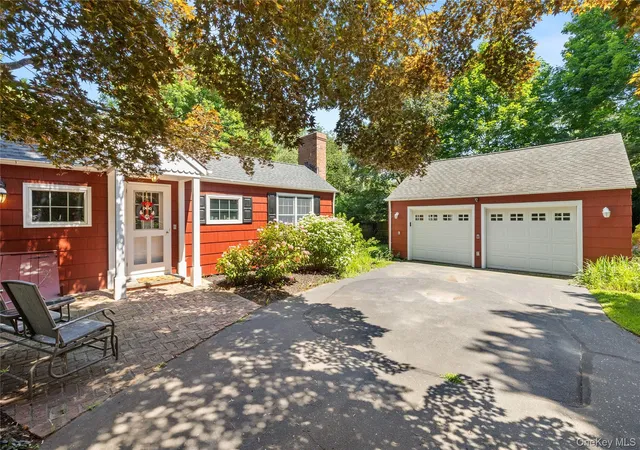 Photo 2 of Single family home for sale at 3500 Pine Neck Rd, Southold, NY 11971 | MLS# 951805 | Listing updated on 2026-10-04