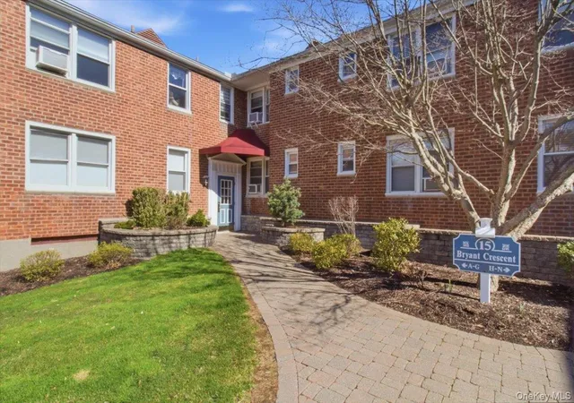 Homes for sale in White Plains, NY | 15 Bryant Crescent #2B, White Plains, NY 10605 | MLS# 951855