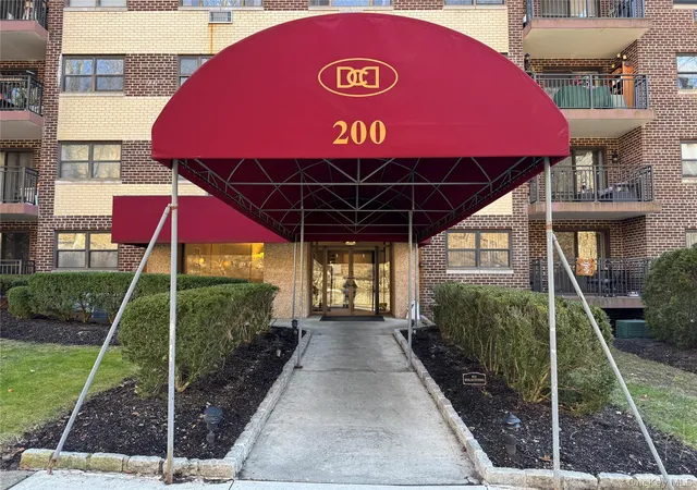Homes for sale in Mount Kisco, NY | 200 Diplomat Dr #6P, Mount Kisco, NY 10549 | MLS# 952336