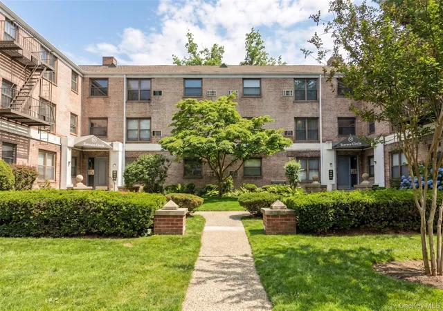 Homes for sale in North Hempstead, NY | 46 Terrace Cir #3F, North Hempstead, NY 11021 | MLS# 952351