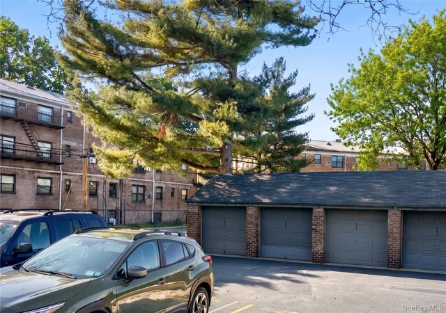 Homes for sale in North Hempstead, NY | 46 Terrace Circle, North Hempstead, NY 11021 | Houzeo