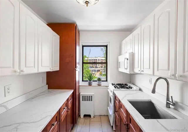 Homes for sale in North Hempstead, NY | 46 Terrace Cir #3F, North Hempstead, NY 11021 | MLS# 952351