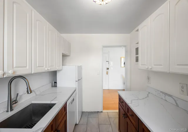 Homes for sale in North Hempstead, NY | 46 Terrace Cir #3F, North Hempstead, NY 11021 | MLS# 952351