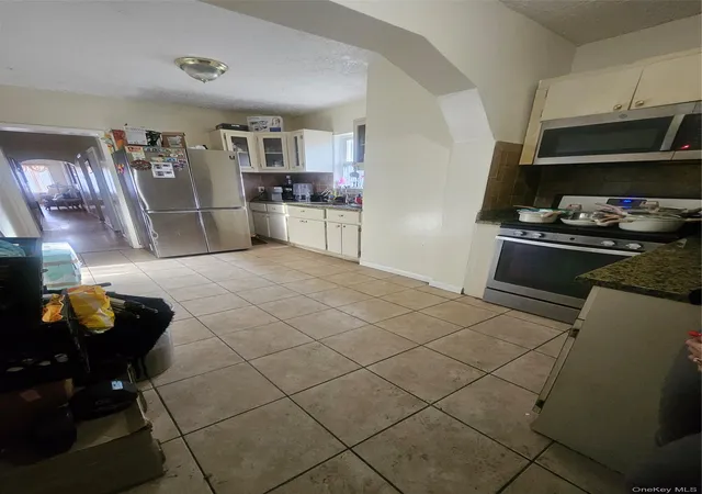 Photo 3 of House for sale at 3305 Bronxwood Ave, Bronx, NY 10469 | MLS# 952392 | Listing updated on 2026-04-17